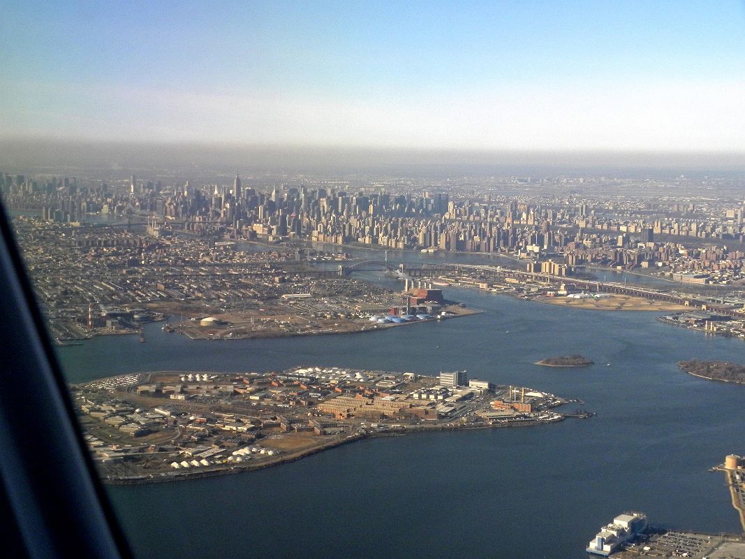 New York City Landing At LaGuardia 06 East River, Manhattan Island, Central Park, And Hudson River From Northeast Just Before Landing